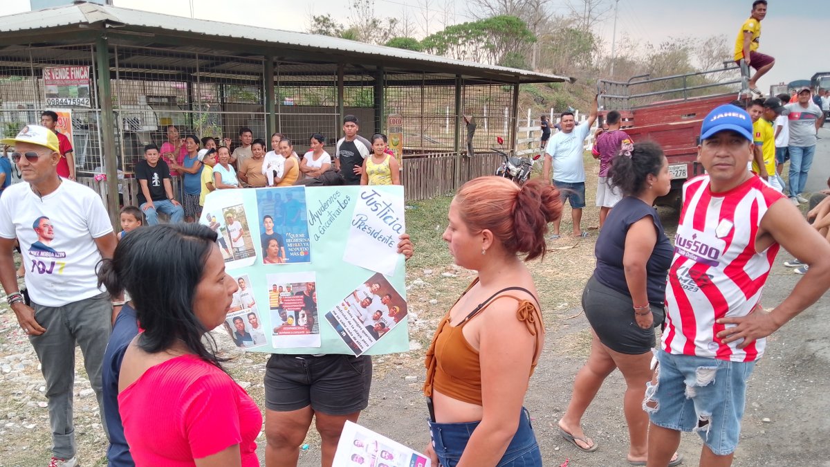 Habitantes salen con carteles para hacer pública su angustia por sus vecinos desaparecidos.