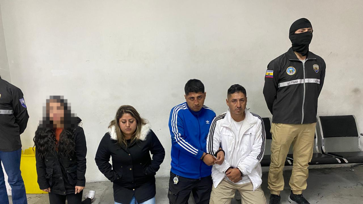 Dos hombres y dos mujeres fueron detenidos por extorsión, en Tumbaco, Quito.