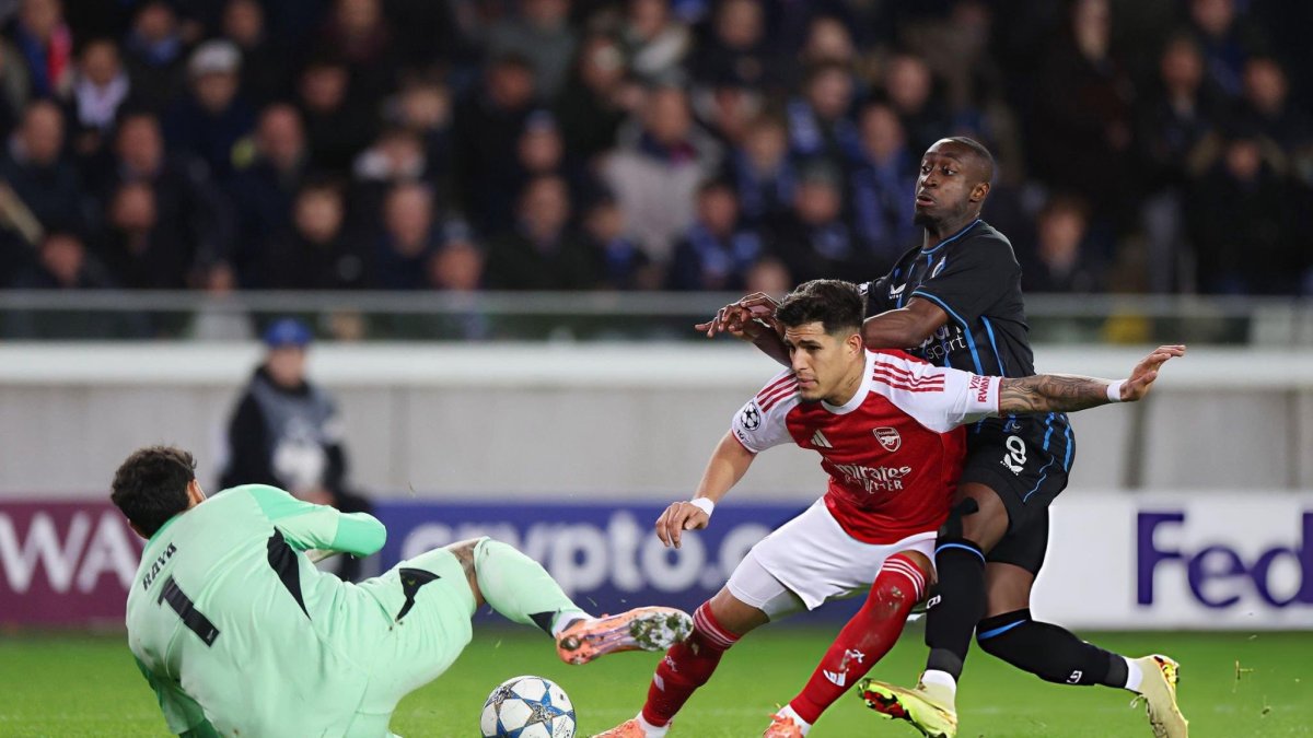 Piero Hincapié (c) se ha consolidado en la defensa de Arsenal.