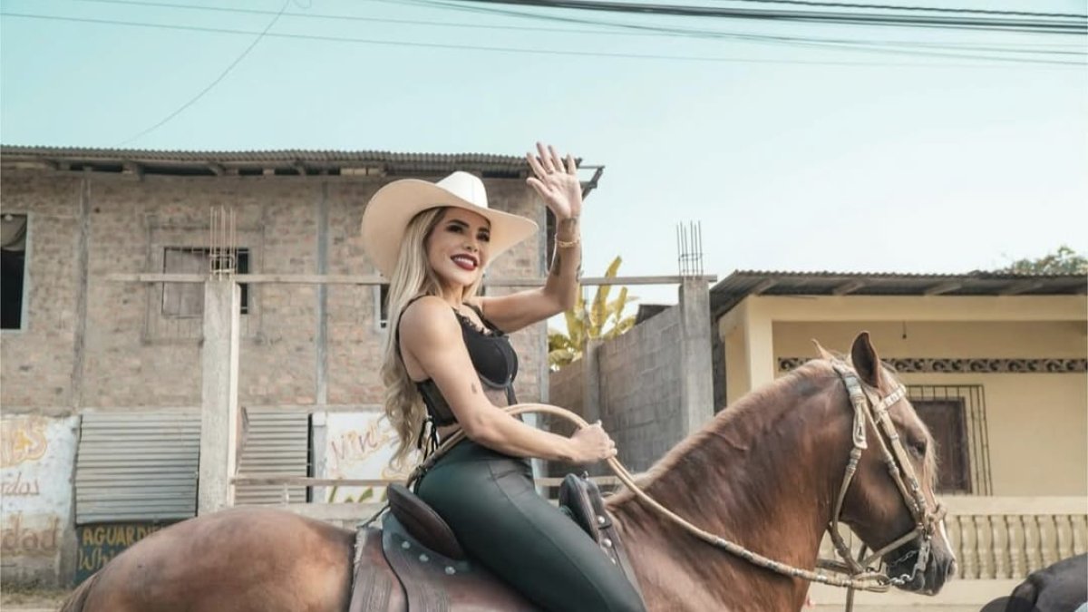 Mafer Vargas, alcaldesa de Simón Bolívar, durante una cabalgata en Colimes.