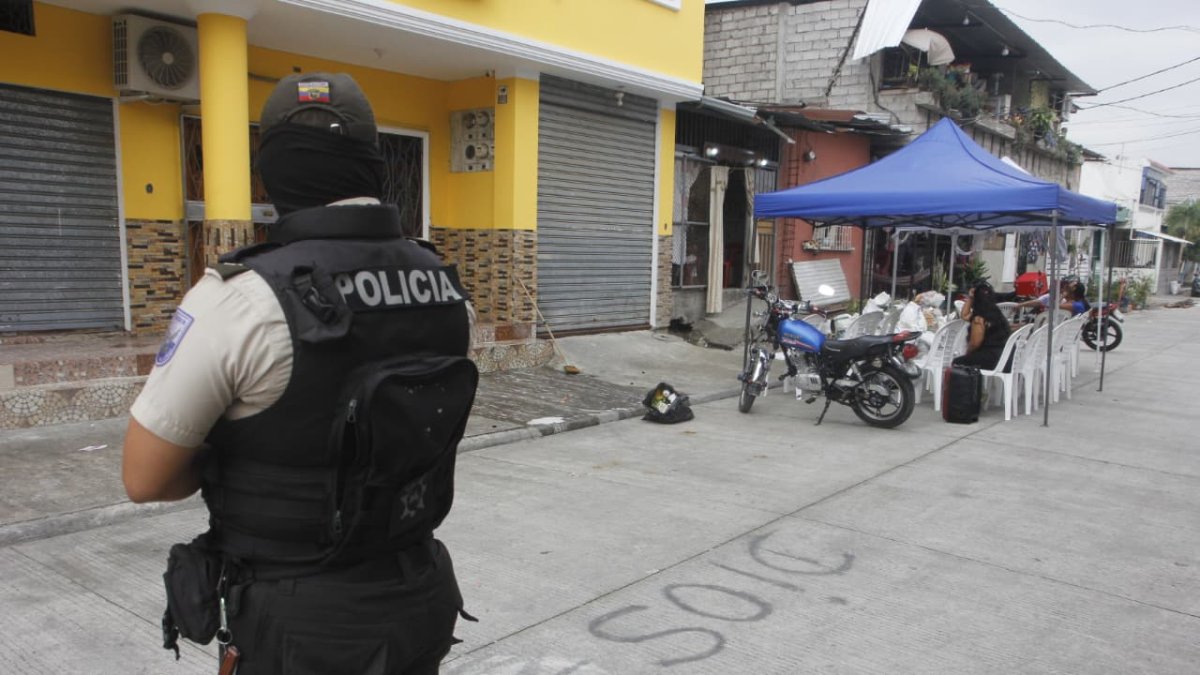 En el lugar del ataque, personas llegaron para velar a las víctimas.