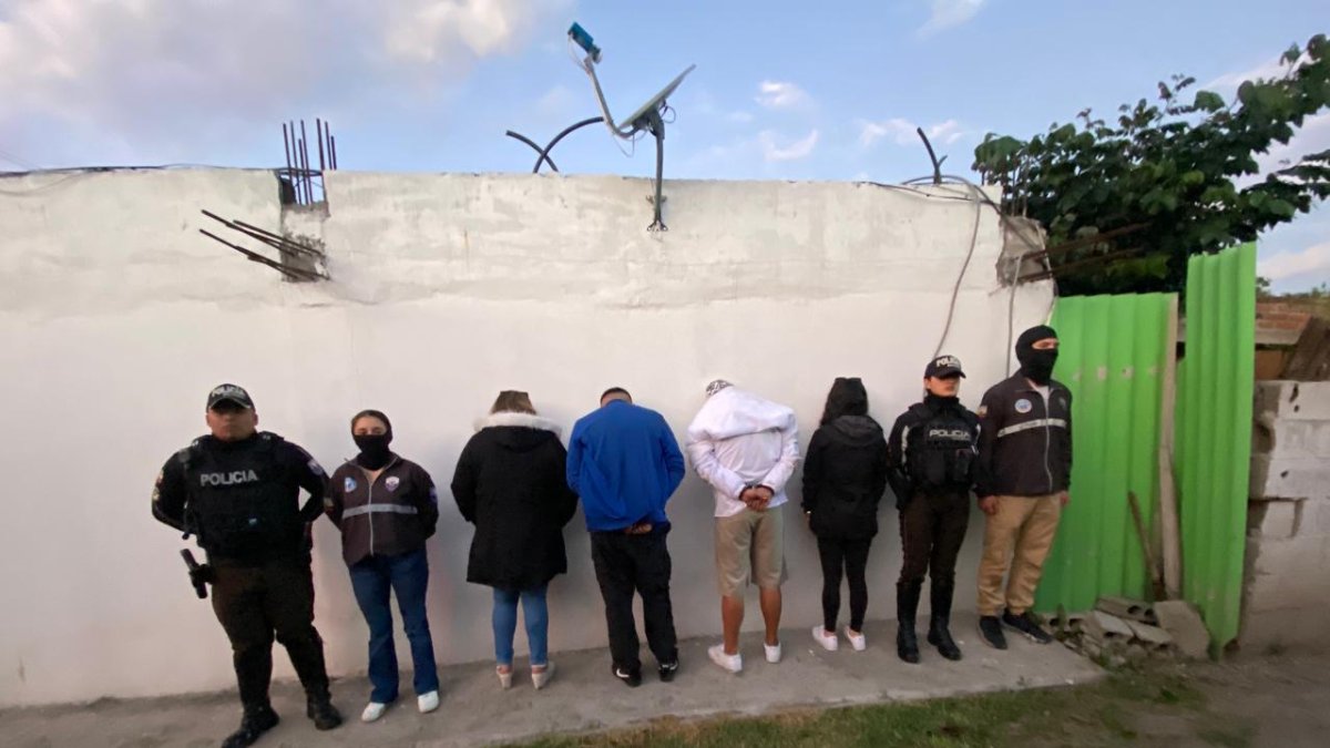 Dos hombres y dos mujeres fueron detenidos en Tumbaco, oriente de Quito, por el delito de extorsión.