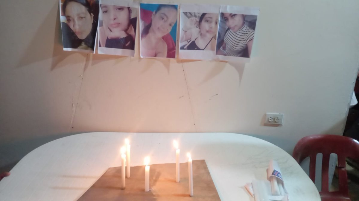 La joven fue asesinada en Perú. En espera de la extradición, sus familiares velan sus fotos.