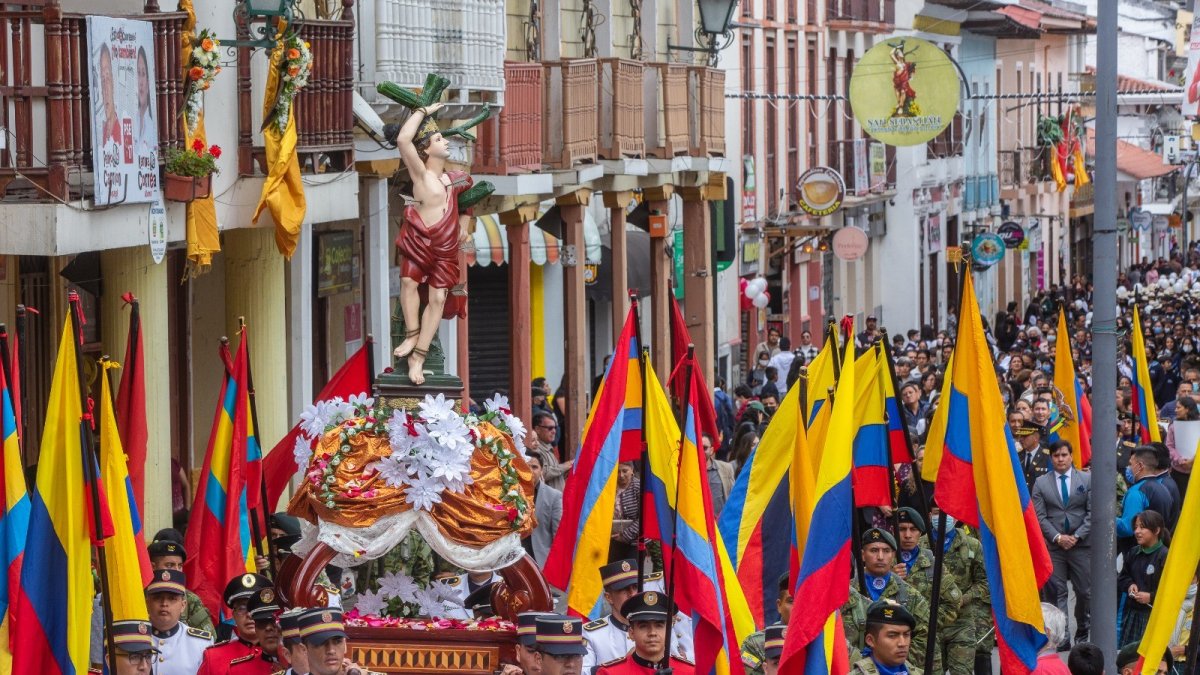 Imagen de San Sebastián durante su traslado por las calles de Loja.