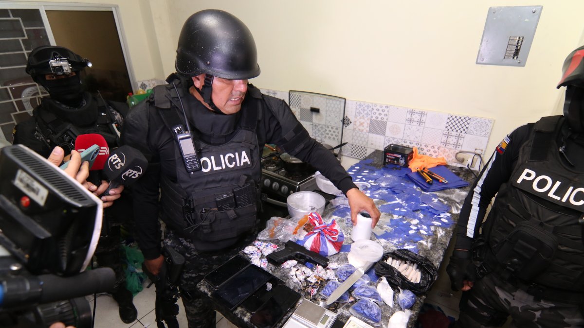 En la vivienda se encontraron drogas, fundas, balanzas y todo lo necesario para la venta de los alcaloides.