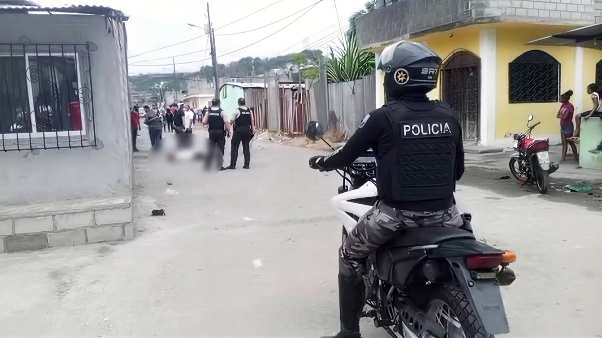 Agentes de la Policía Nacional acordonan el área donde dos hombres fueron asesinados a tiros en el sector Santa Martha #2, Esmeraldas.