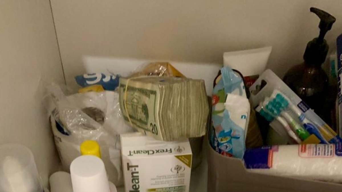 Criminalística de la Policía encontró 10.000 dólares en un mueble del lavabo de la casa de Christian Luvin Quito Carpio y a su pareja, Kléber Bryan Balarezo Mercado, el 16 de enero de 2025.