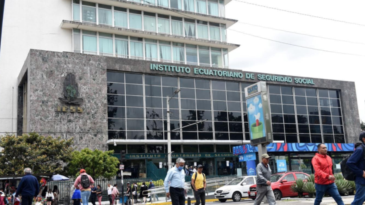 Jubilados expresan su malestar por retrasos en el pago de pensiones.