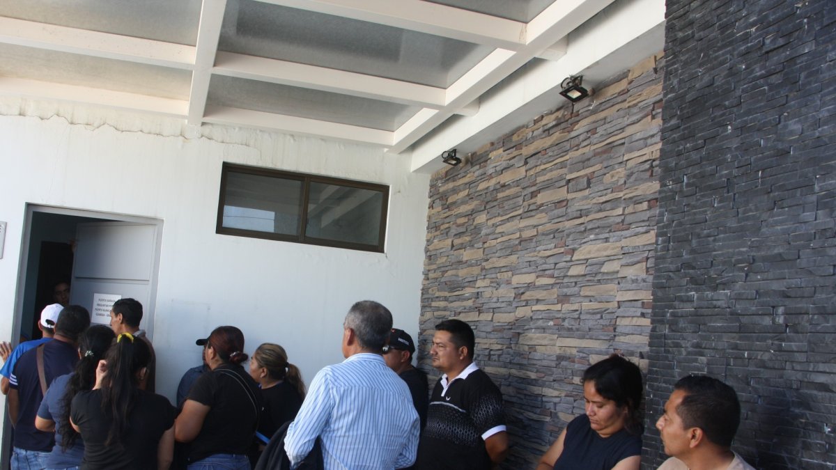 Apenas se enteraron del hallazgo de los cuerpos, familiares de los desaparecidos acudieron a la morgue de Santa Elena.