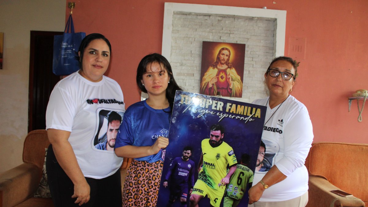 Teresa Ordóñez (Der.) Nico Vallejo (Centro), esposa de Diego y Gina Alcívar, su hermana, sostiene, un cartel con la imagen de Diego Leonel Alcívar.