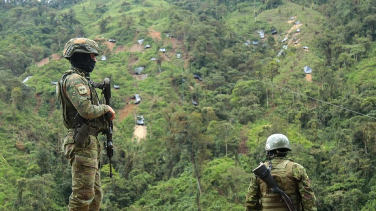 A menudo se efectúan operativos militares por la zona, para desmantelar campamentos de minería ilegal.