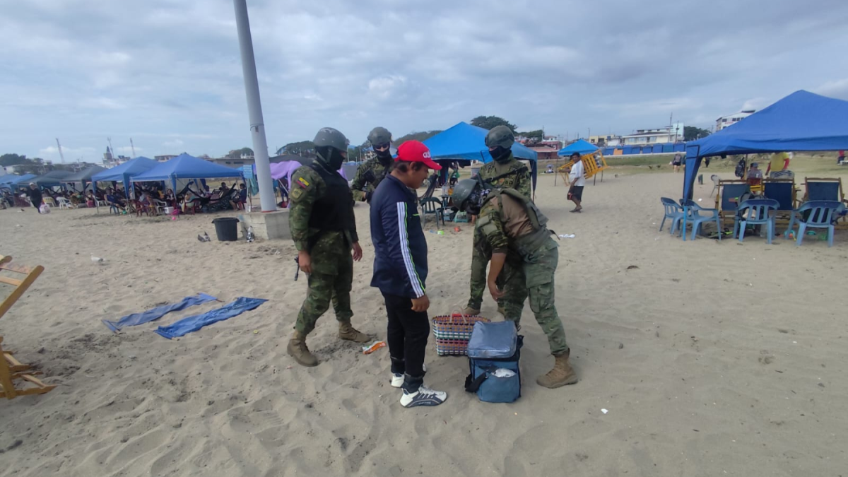 En zonas como Salinas y Playas se han implementado puestos fijos de vigilancia, patrullajes mixtos y revisiones vehiculares.