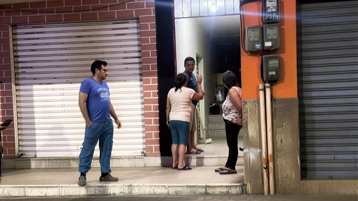 Familiares y moradores se concentran en los exteriores del inmueble donde una joven fue hallada sin vida, mientras las autoridades realizan las primeras diligencias investigativas.