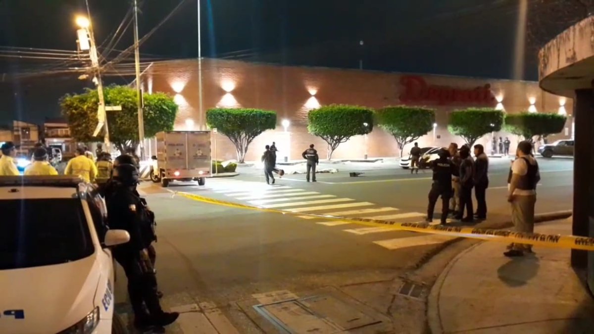 Escena del crimen en la avenida Ernesto Albán Mosquera, sur de Guayaquil.