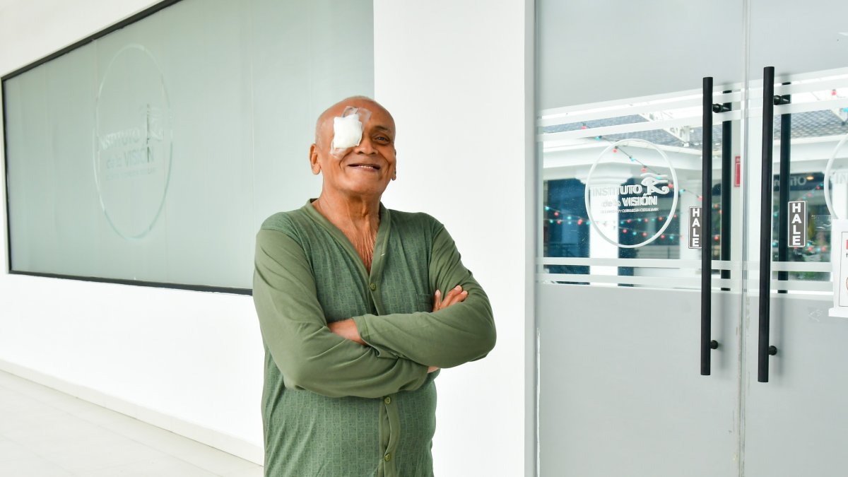 Víctor Guarín, segundos después de salir del quirófano por su cirugía de cataratas.