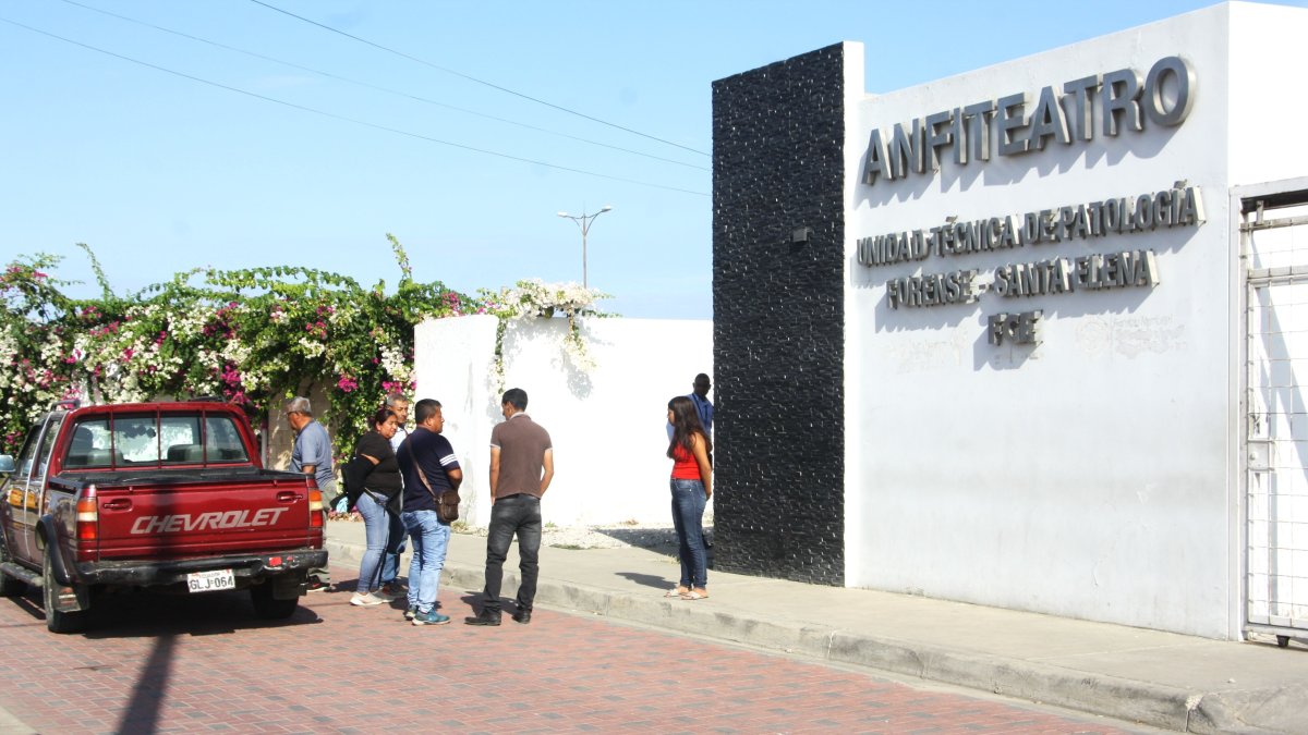 En el anfiteatro de Santa Elena los familiares de los desaparecidos de Pedro Carbo esperan la entrega de los cuerpos.