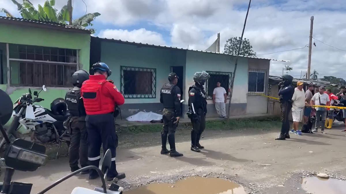 Agentes policiales y personal de emergencia acordonan la escena del crimen en el sector 3 del barrio Nueva Concordia, donde un joven fue asesinado al estilo sicariato.