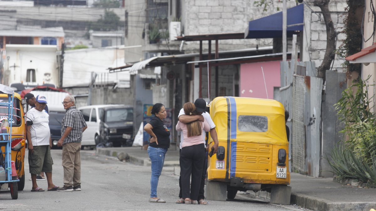 Familiares del fallecido llegaron al lugar y lamentaron el trágico hecho.