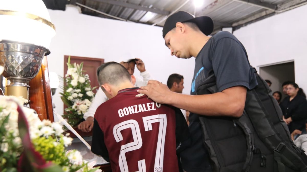 Familiares y amigos despiden con dolor al entrenador.