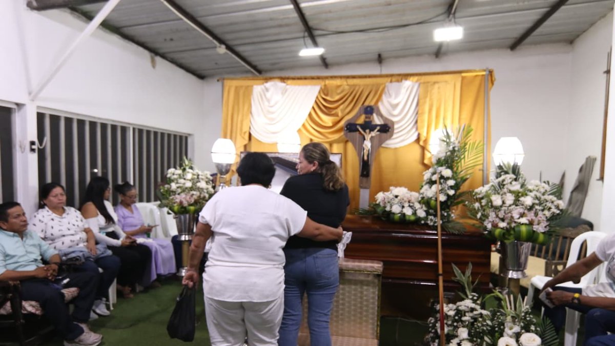 Familiares y amigos despiden con dolor al entrenador fallecido en Parque Samanes.