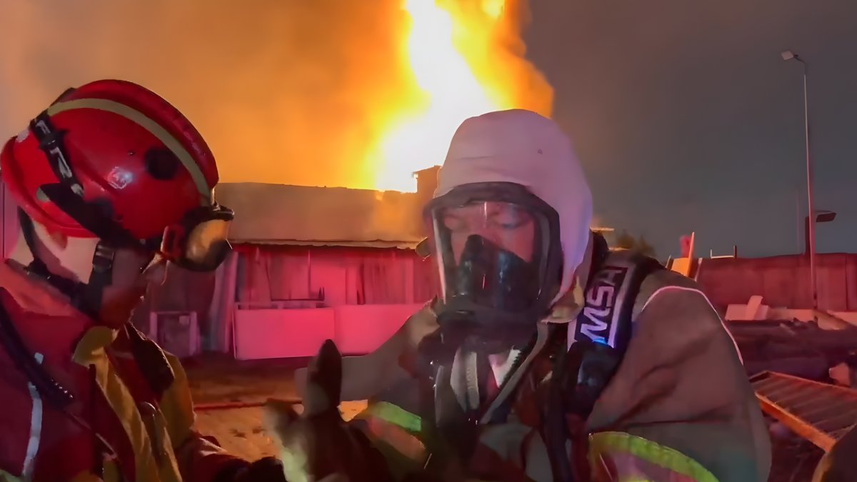 Personal del Cuerpo de Bomberos trabajó arduamente para combatir el fuego.