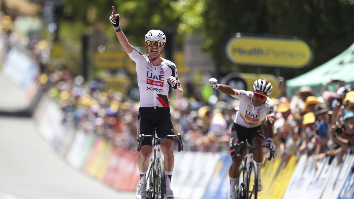 Jhonatan Narváez (d) celebra tras ver a su compañero Jay Vine (i) cruzar la meta de la segunda etapa del Tour Down Under.