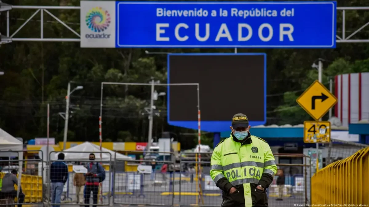Un policía colombiano custodia el puente internacional Rumichaca, en la frontera entre Colombia y Ecuador.