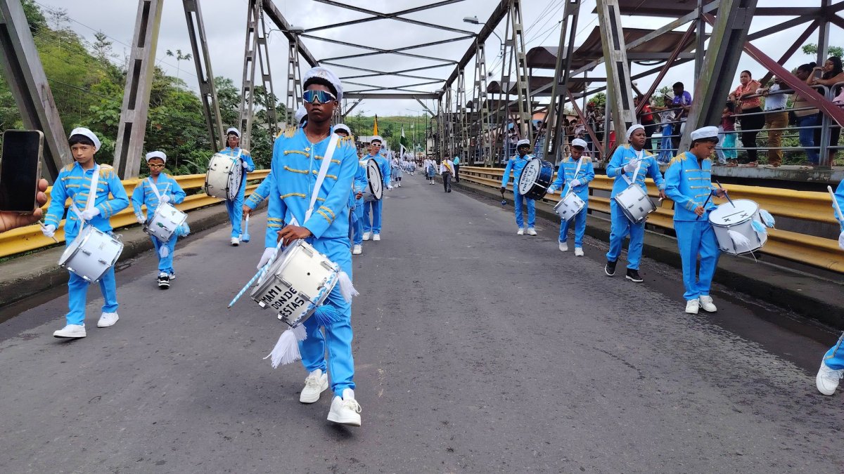 Las calles de Viche se llenaron de color y alegría durante el desfile cívico por los 85 años de parroquialización.
