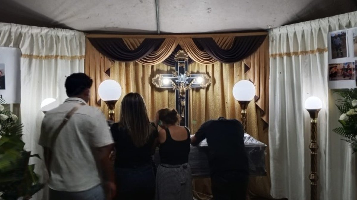 Imagen de la capilla ardiente con los restos de Josué Ponce. Los familiares piden justicia.