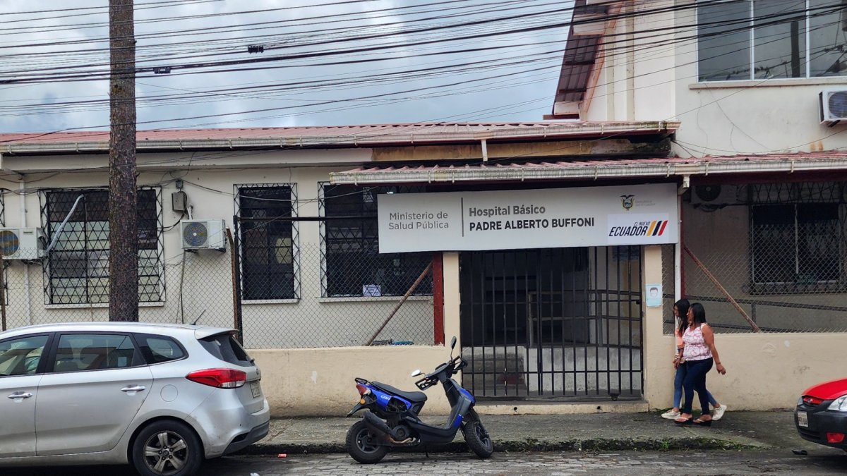 Al Hospital Básico Alberto Buffoni llevaron a la mujer que resultó herida en el ataque.