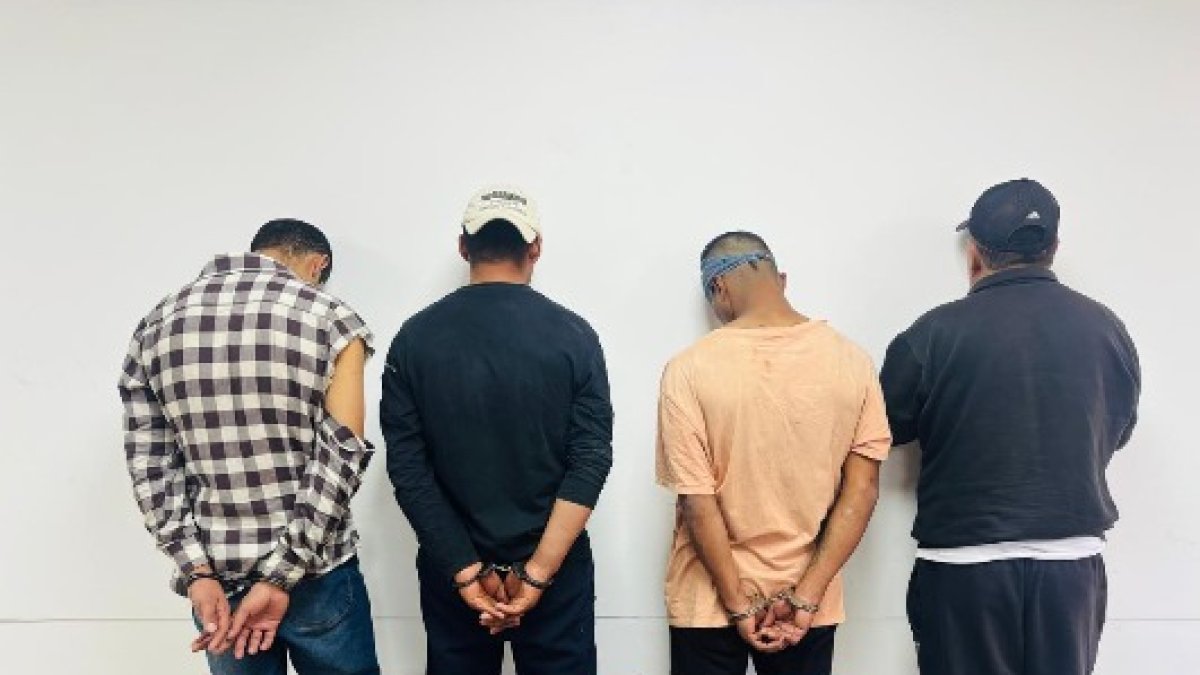 Los sospechosos fueron atrapados mientras intentaban huir de la entidad financiera.