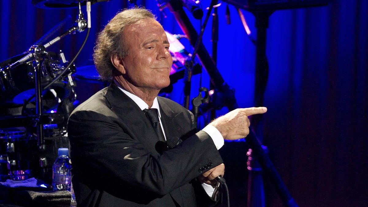 Julio Iglesias, cantante español de 82 años.