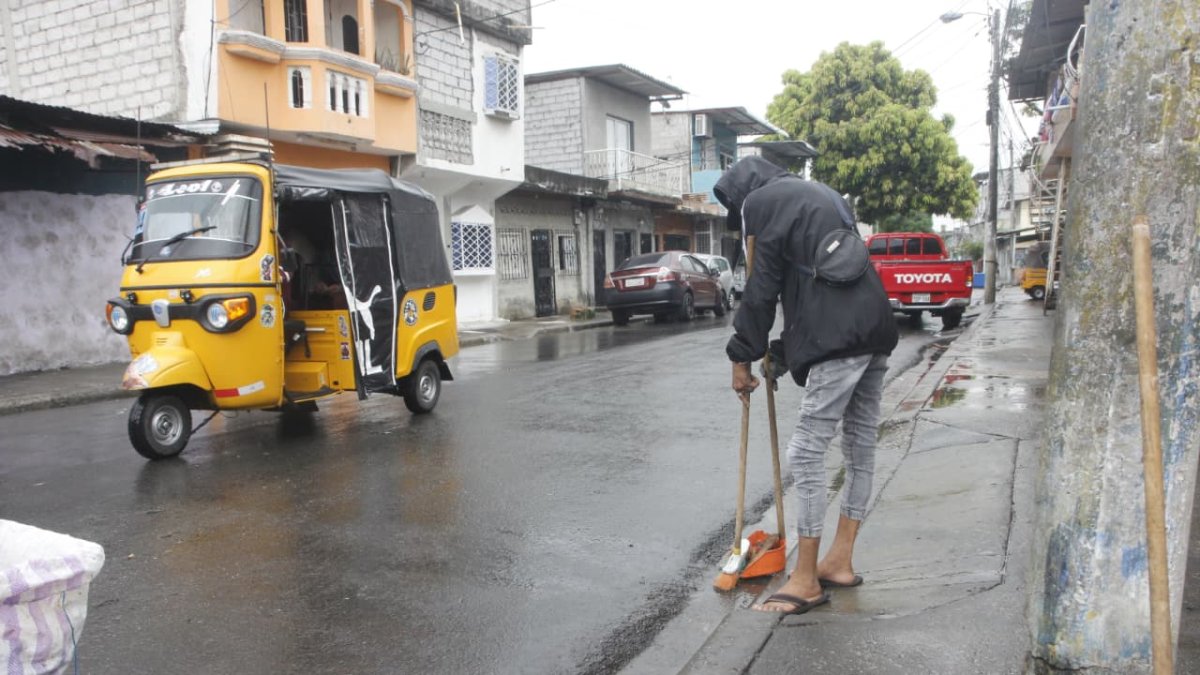 Policía acordonó la escena del ataque armado en el suburbio de Guayaquil.