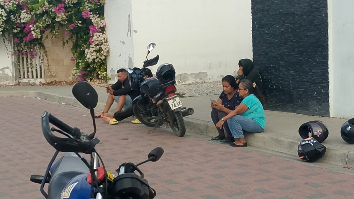 En el Centro Forense de Santa Elena, familiares de las víctimas esperaban retirar cuerpos.