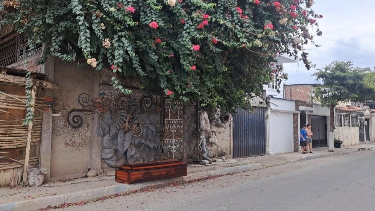 El ataúd fue abandonado en las calles Juan Montalvo y 17 de diciembre