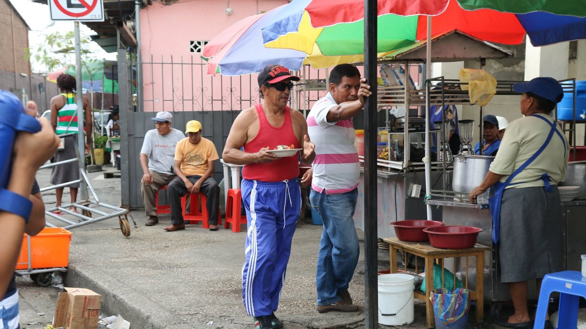 Imagen referencial. En el suburbio y en distintos barrios de la ciudad muchos ciudadanos acostumbran a comer en ‘agachaditos’.
