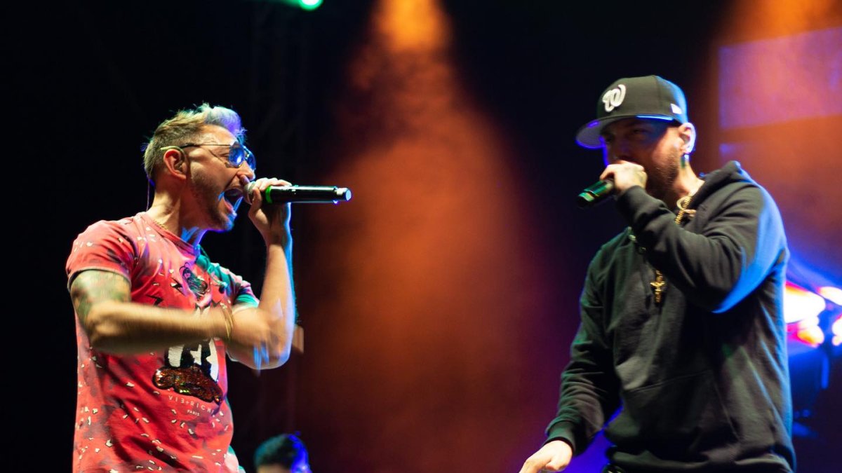 El dúo tiene cerca de 17 años de trayectoria. Aseguran que su música no ha sido desechable. Siguen vigentes en conciertos y plataformas digitales.