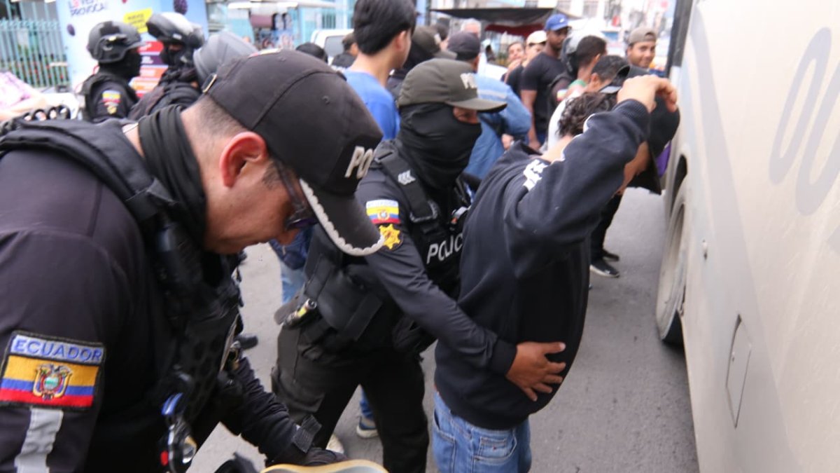 Fuerzas policiales realizan operativo en Durán.
