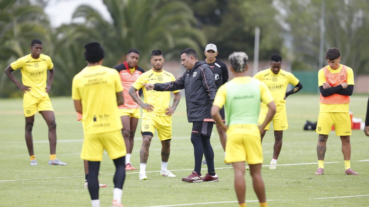 El estratega venezolano César Farías (c) estuvo atento para corregir las fallas de los jugadores de Barcelona.