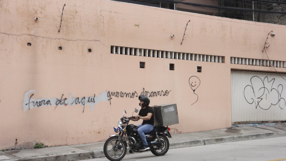 Este mensaje escrito en el muro es uno de los ‘recaditos’ que ha recibido la dueña de casa donde viven los perros. Incluso han amenazado su integridad y la de sus familiares.