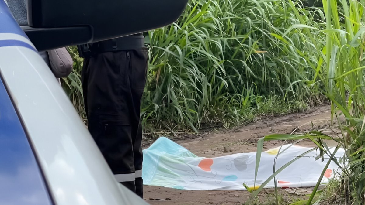 Personal policial custodia el lugar donde fue hallado el cuerpo de Juan Carlos Párraga, con signos de violencia, en una vía rural de La Unión, Quinindé.