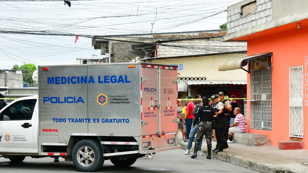 Personal de Criminalística realizó el levantamiento del cadáver.