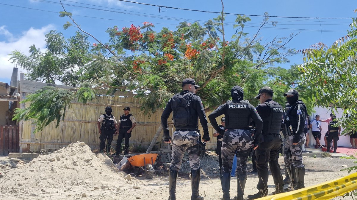 El personal policial acudió a la investigación de este nuevo crimen que se produjo en el cantón La Libertad