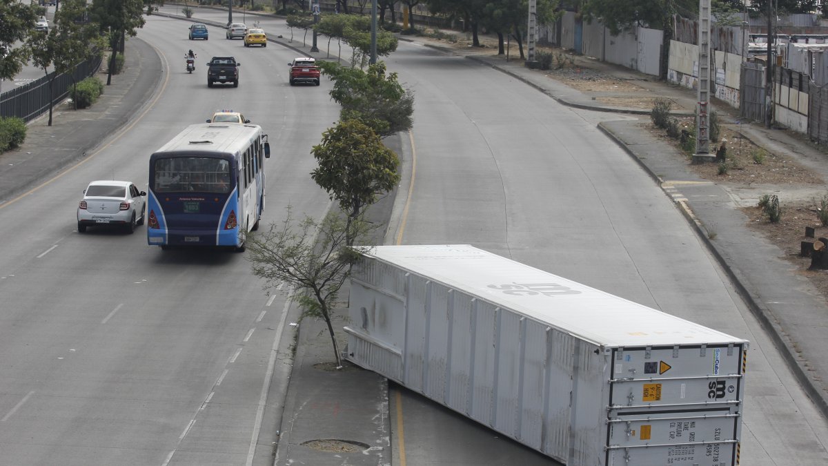 El diseño de infraestructuras que garanticen más seguridad en la circulación de todo tipo de carros es un factor pendiente, según una experta consultada.