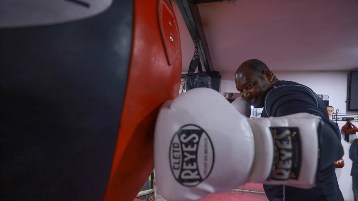 El boxeador ecuatoriano Beber Espinoza prepara el evento en el que colgará definitivamente los guantes.