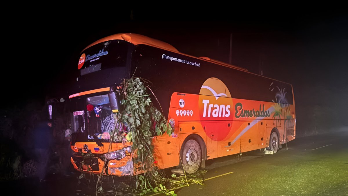 Bus de la cooperativa Trans Esmeraldas, disco #907, involucrado en el accidente que cobró la vida de dos motociclistas en Puerto Quito.