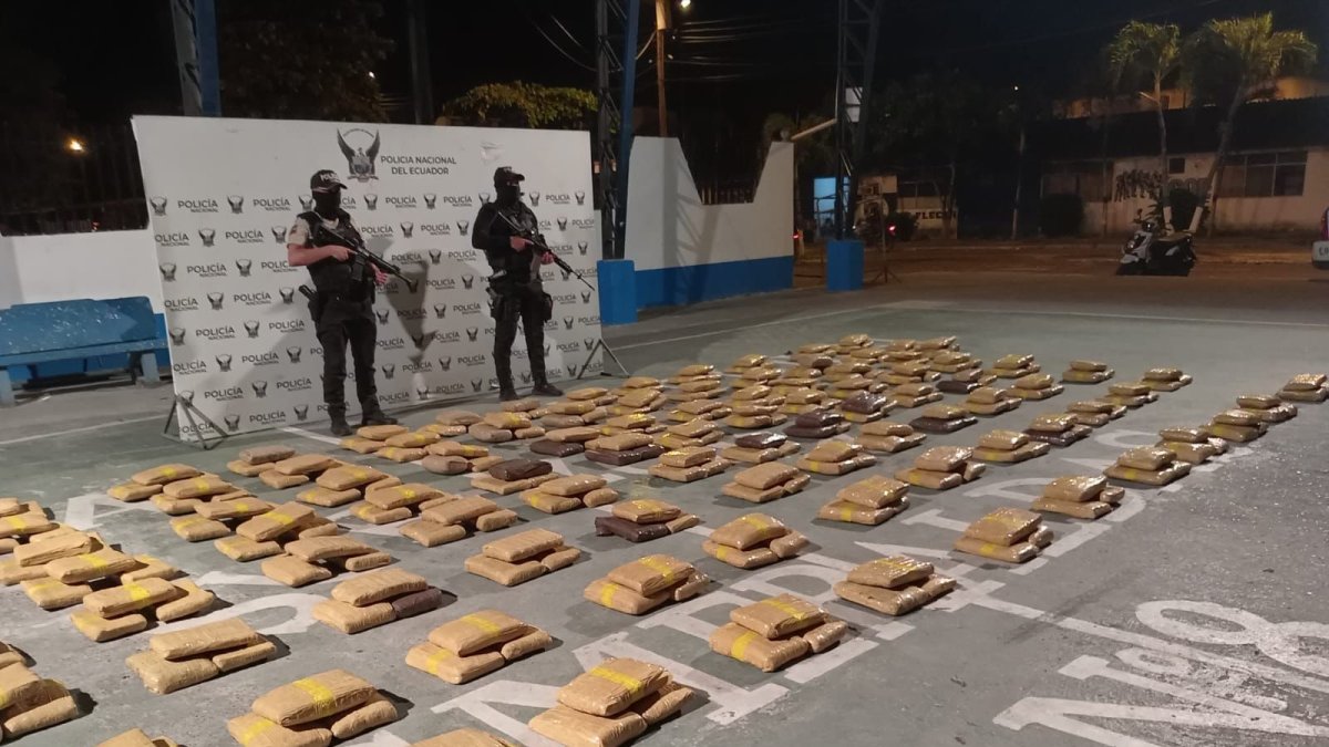Paquetes de marihuana incautados por la Policía Nacional del Ecuador durante un operativo en la vía a Quinindé. El cargamento supera los 700 kilos.