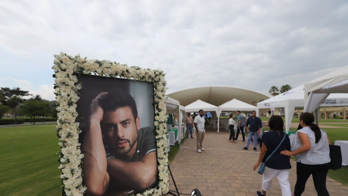 Familiares, amigos y fanáticos se reunieron en el Parque de La Paz para rendir homenaje a Efraín Ruales.