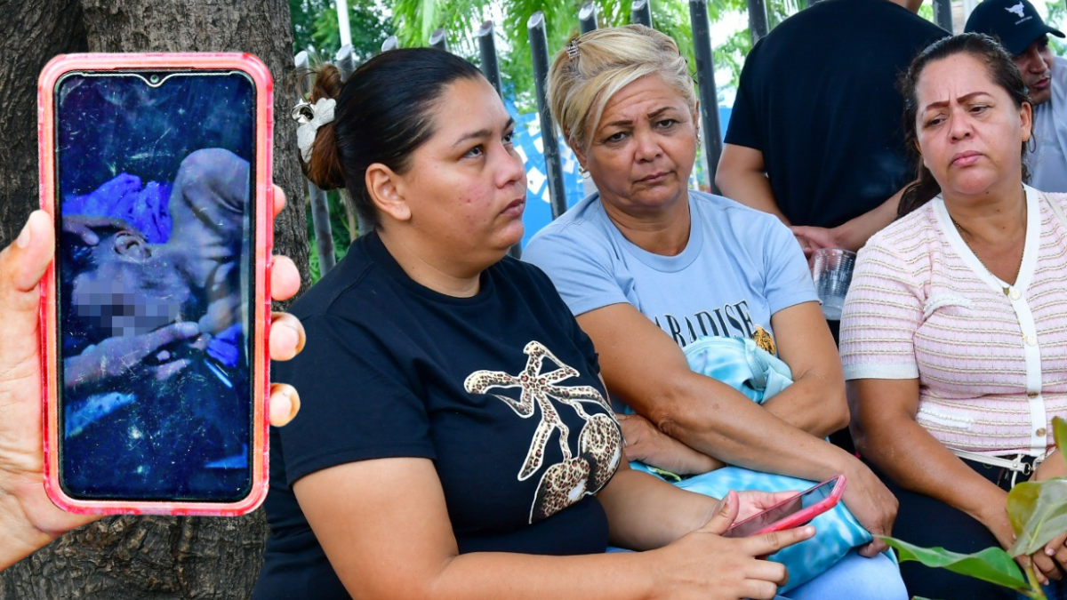 Johanny (izquierda) llegó a Ecuador acompañada de una amiga para retirar los restos de su hermano.