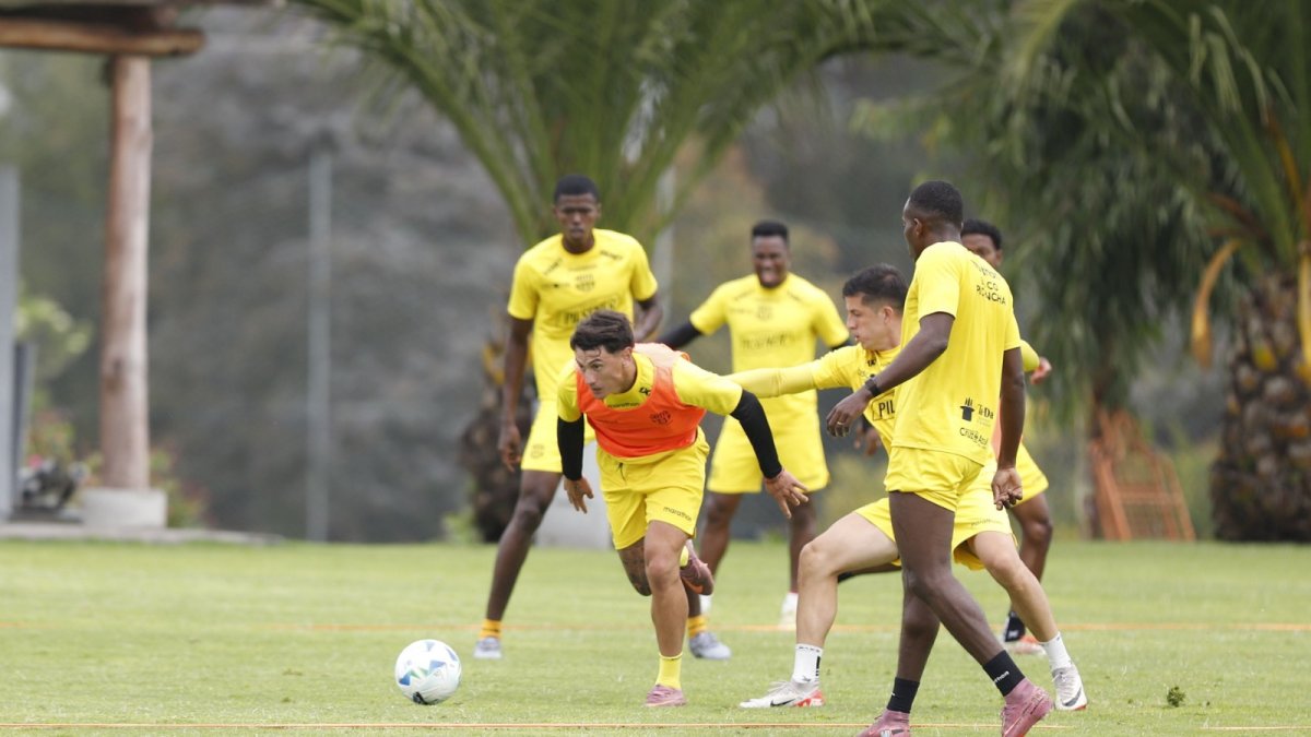 Toto Núñez (c) conduce el balón durante un entrenamiento de Barcelona en plena pretemporada en Puembo, afinando su puntería bajo mirada del cuerpo técnico que lidera el venezolano César Farías